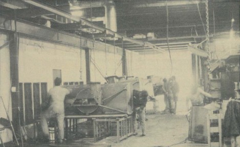 Les employés s'apprêtent à compléter une souffleuse à neige